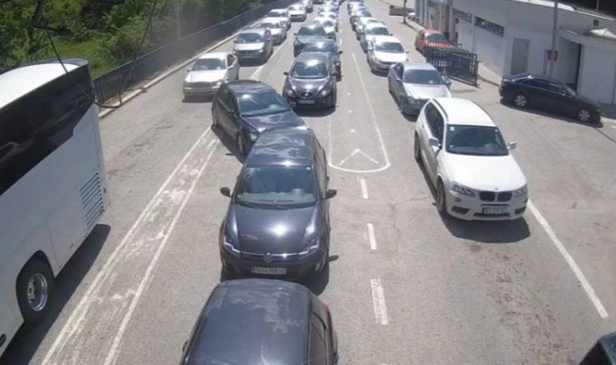 12 saatte 20 bin Makedonya vatandaşı yurt dışına &ccedil;ıktı: Sınır kapılarında yoğunluk