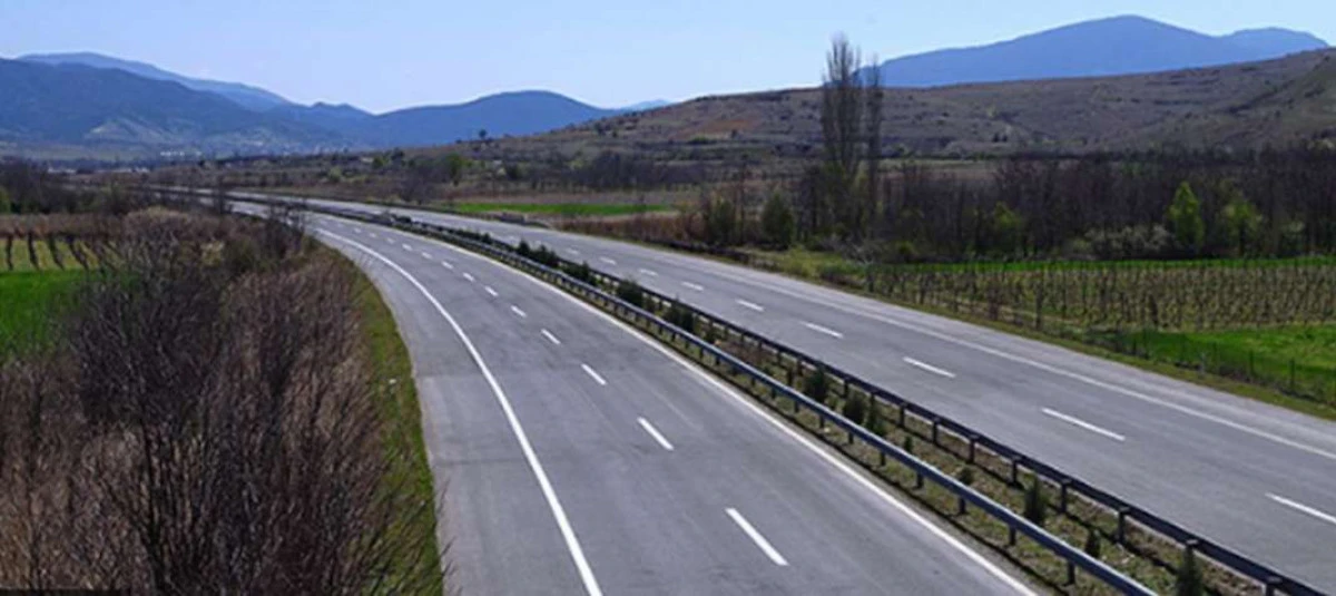 18 yaşındaki acemi s&uuml;r&uuml;c&uuml; 211 kilometre hızla yakalandı