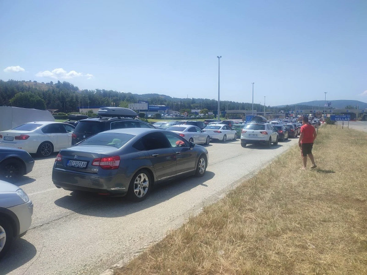 24 saatte 16 bin Kuzey Makedona vatandalı sınır kapılarından &ccedil;ıkış yaptı