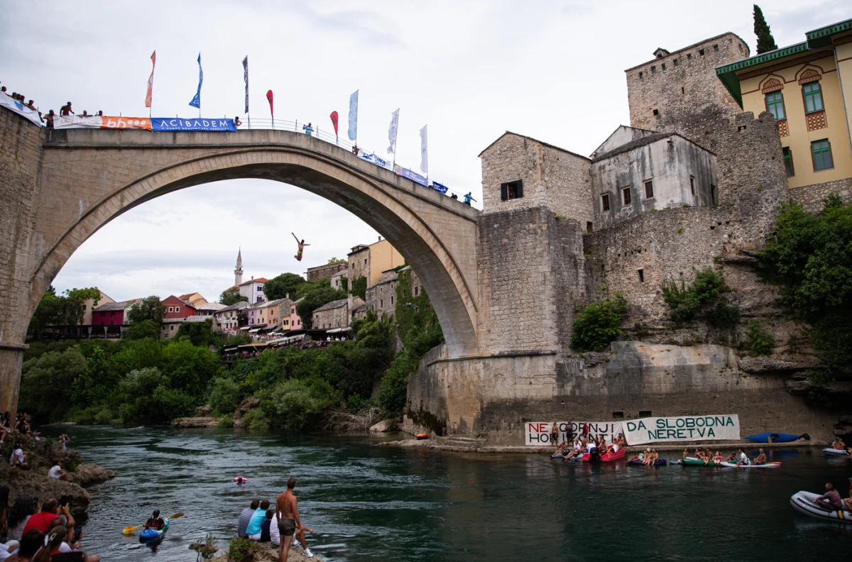460 yıllık gelenek. Mostar k&ouml;pr&uuml;s&uuml; atlayışları yapıldı