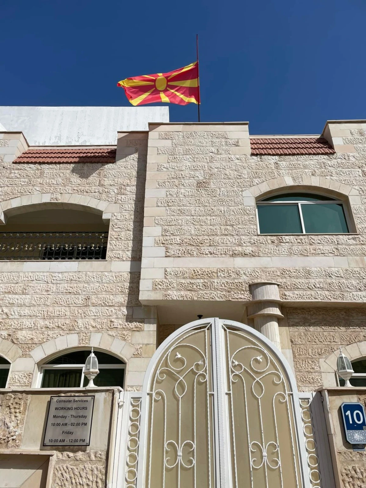 Abu Dabi B&uuml;y&uuml;kel&ccedil;iliği duyurdu: BAE'de mahsur kalan vatandaşlar Umman &uuml;zerinden tahliye edilebilir