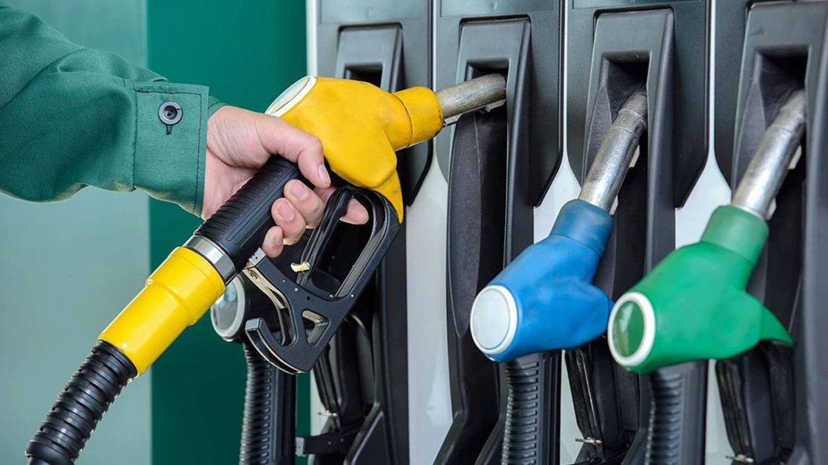 Akaryakıt fiyat g&uuml;ncellemesi: Benzin 3,50 denar zamlandı, motorin 2 denar ucuzladı
