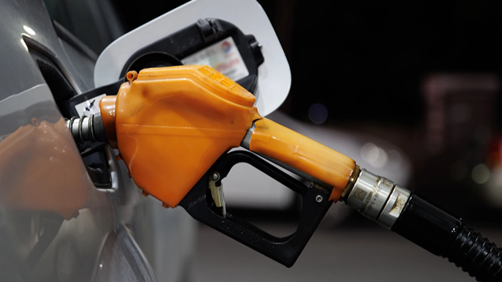 Akaryakıt fiyatları gece yarısı d&uuml;ş&uuml;yor: Motorin 4 denar, benzin ise 0,50 denar ucuzlayacak