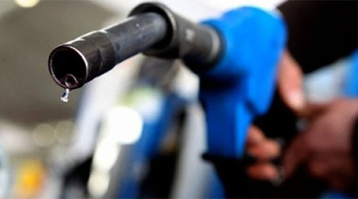 Akaryakıt fiyatları y&uuml;kseliyor: Benzin 4,5, motorin 6,5 denar zamlanacak