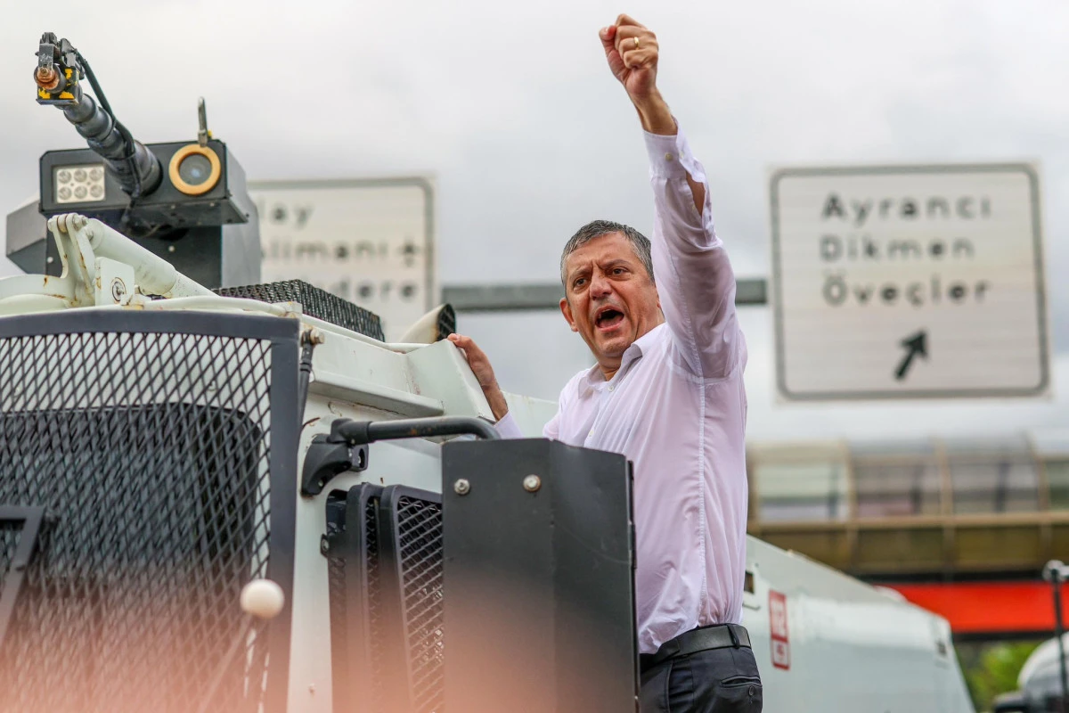 Ankara&rsquo;da diyasi deprem: CHP&rsquo;ye polis m&uuml;dahalesi