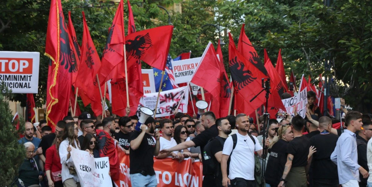 Arnavut &ouml;ğrencilerden &Uuml;sk&uuml;p'te adalet sınavı protestosu