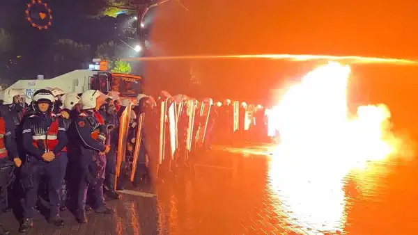Arnavutluk karıştı: Tiran&rsquo;da h&uuml;k&uuml;met karşıtı protestolarda &ccedil;atışma