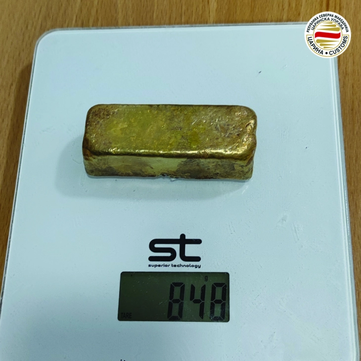 Ayakkabısında altın k&uuml;l&ccedil;e saklayan yolcu yakalandı