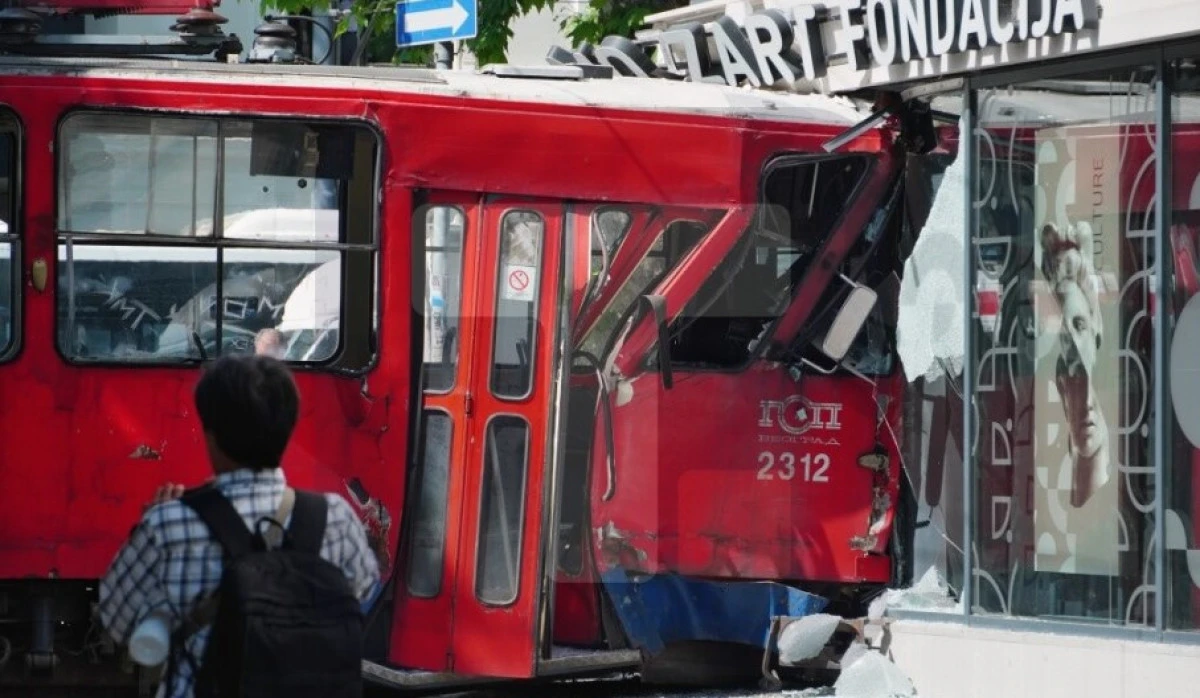 Belgrad'da tramvay raydan &ccedil;ıktı: 10'dan fazla yaralı