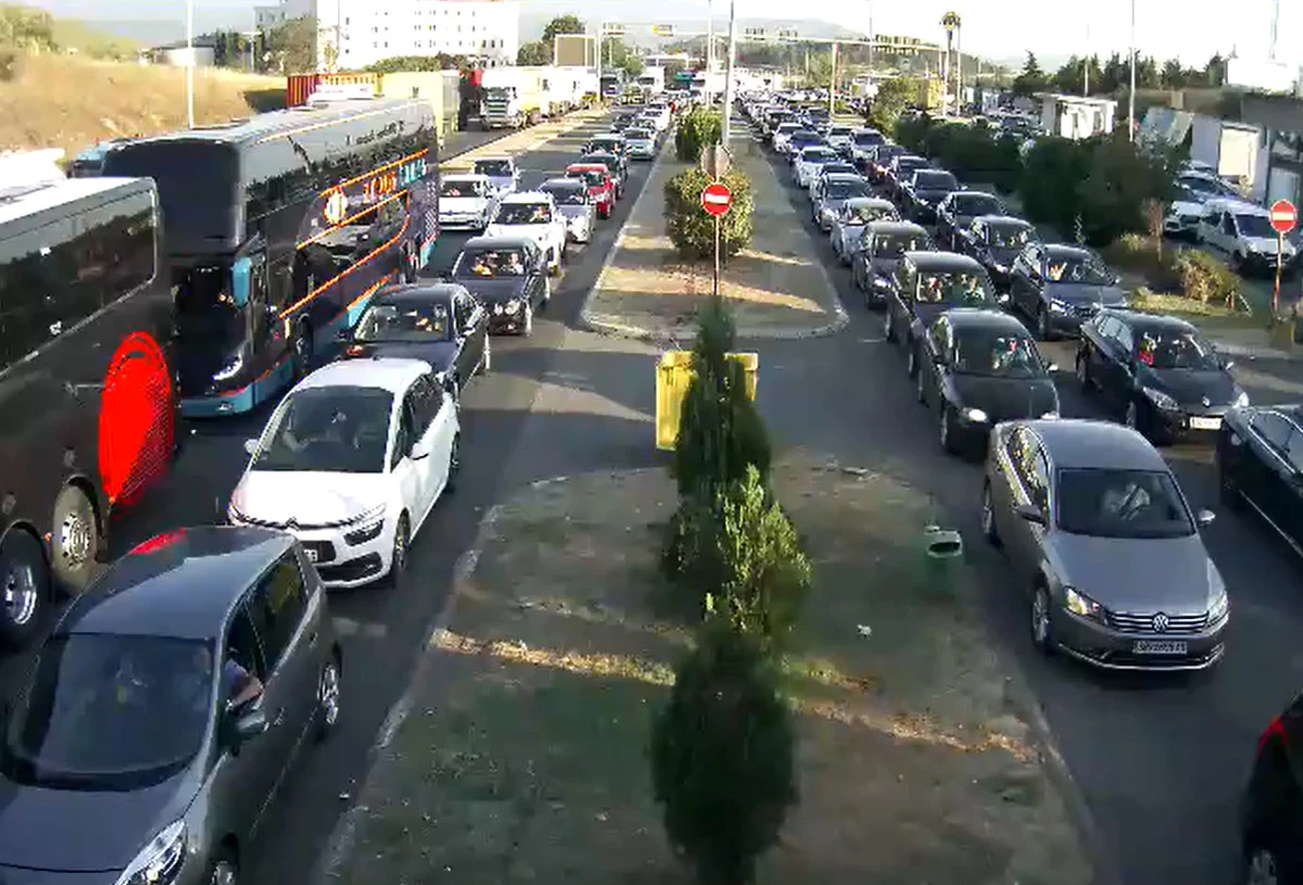 Bogorodica'da &ccedil;ıkış i&ccedil;in bekleme s&uuml;resi bir saate ulaştı
