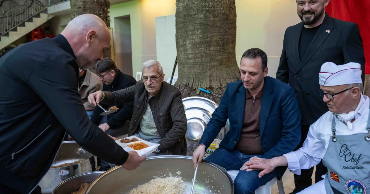 Bornova Belediye Başkanı Makedonya g&ouml;&ccedil;menlerinin iftar sofrasına konuk oldu