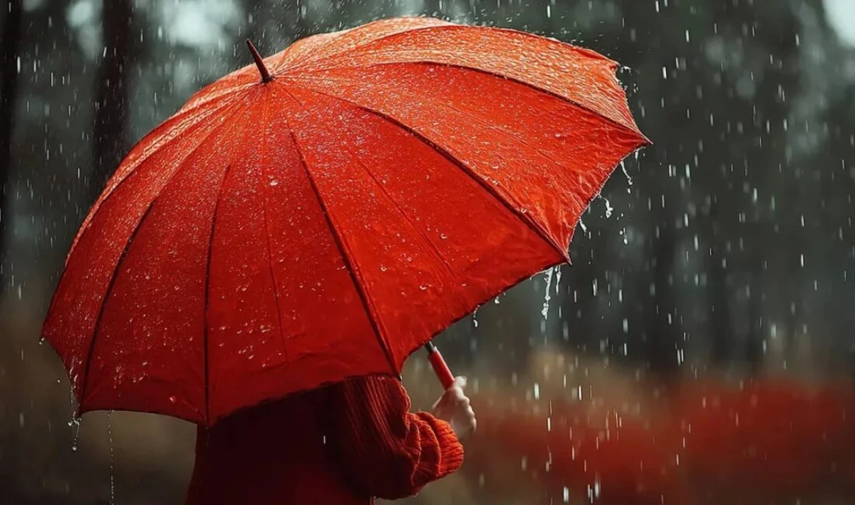 Bug&uuml;n hava: Batıda yağmurlu, sıcaklıklar d&uuml;ş&uuml;yor