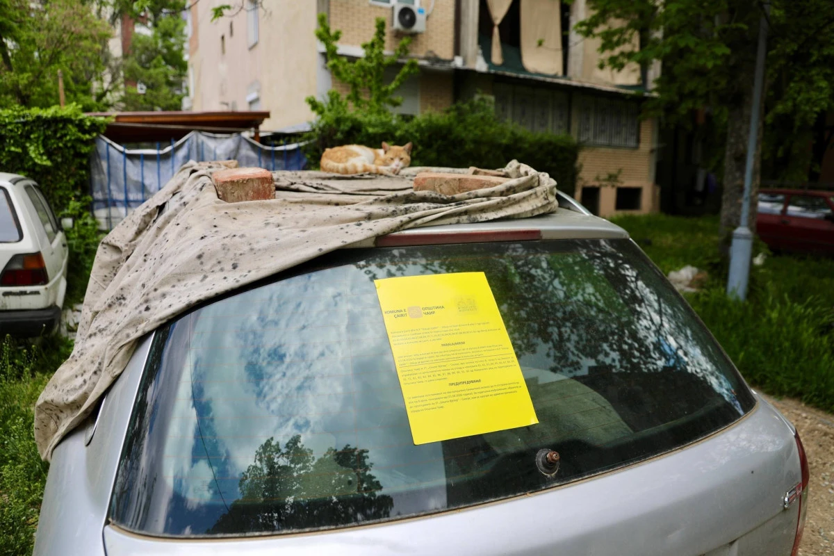 &Ccedil;air Belediyesi terk edilmiş ve hurda ara&ccedil;ları sokaklardan kaldırıyor