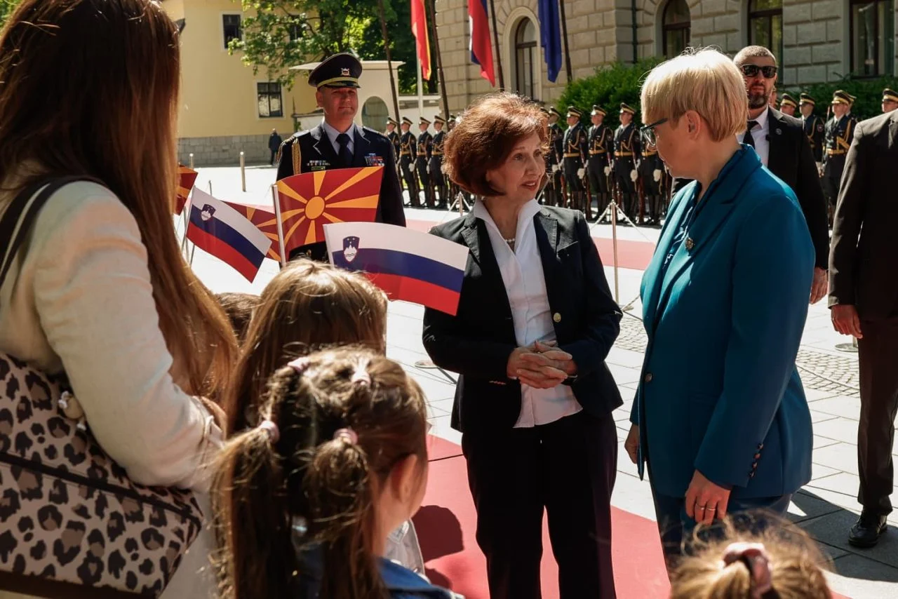 Cumhurbaşkanı Davkova, Slovenya'da resmi t&ouml;renle karşılandı: İkili ilişkiler ve AB yolu masaya yatırıldı