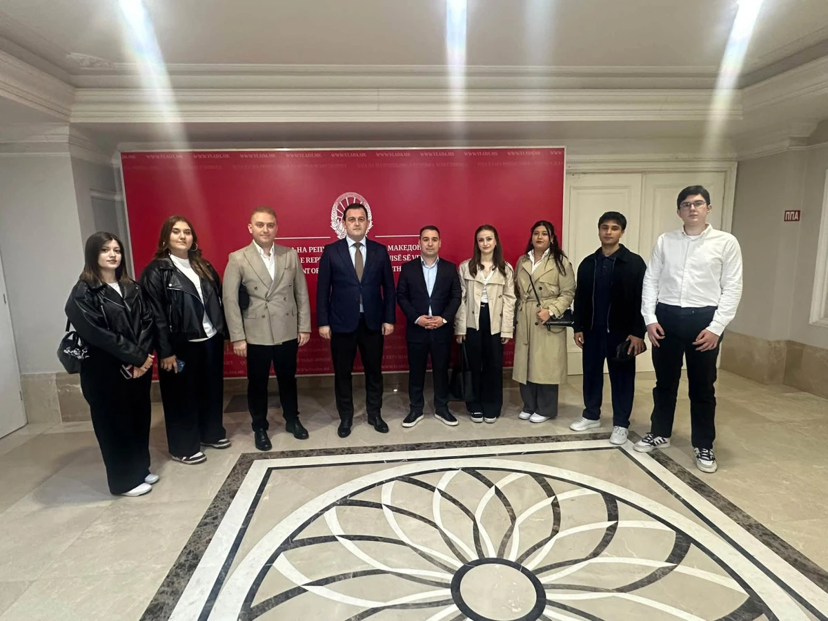 Devlet Bakanı Zeynula, &ouml;ğrencileri Başbakanlık binasında ağırladı