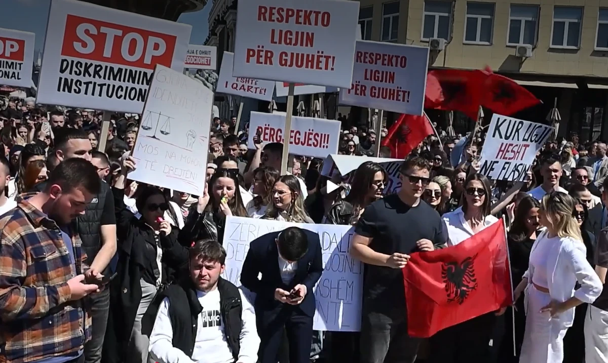 Dil Yasası tepkisi: &Uuml;niversite talebelerinden Filkov&rsquo;a istifa &ccedil;ağrısı