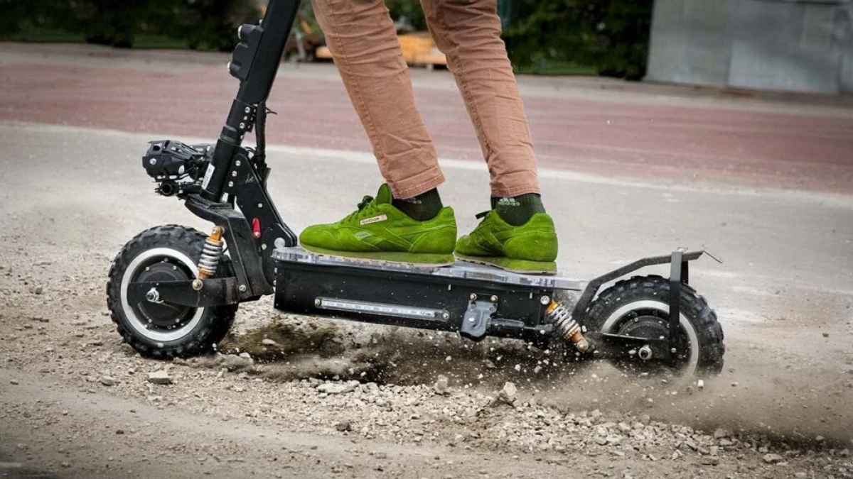 Elektrikli scooter kazasında 13 yaşındaki &ccedil;ocuk ağır yaralandı