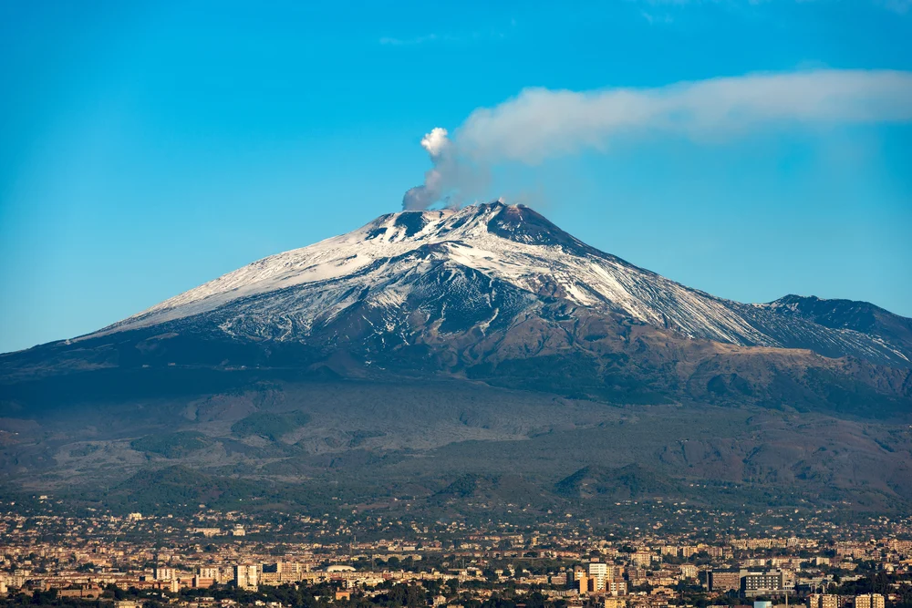 Etna Yanardağı yeniden k&uuml;l p&uuml;sk&uuml;rtt&uuml;: Catania Havalimanı'nda u&ccedil;uşlar durduruldu