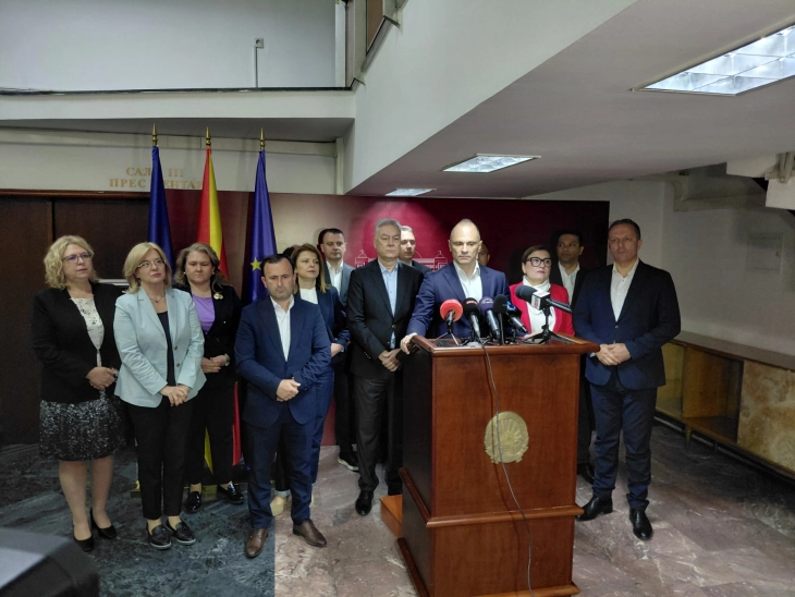 Filip&ccedil;e: Prjino H&uuml;k&uuml;meti kalmalı, aksi takdirde Se&ccedil;im Yasası &ccedil;alışma grubundan &ccedil;ekiliriz