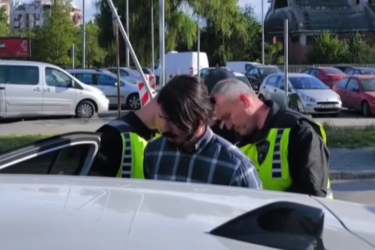 Filistin bayrağı a&ccedil;an Levica gen&ccedil;lik başkanı&rsquo;na 550 euro ceza