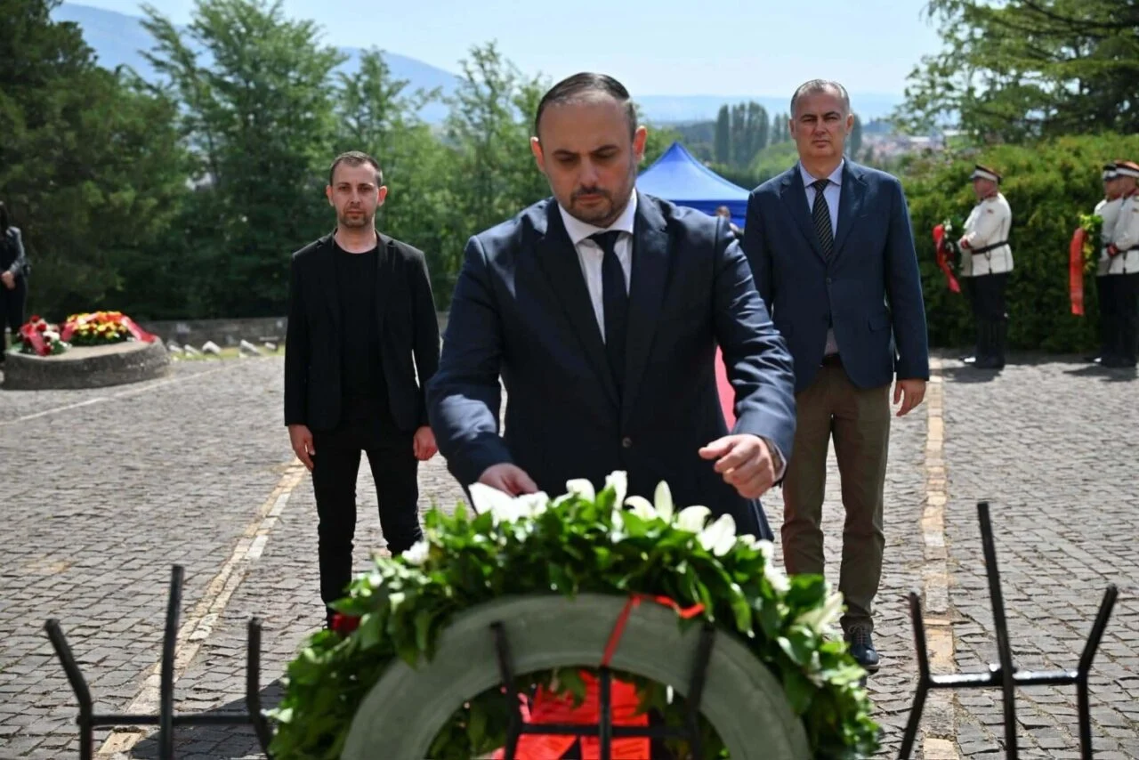 Gorgievski: &Uuml;sk&uuml;p hatırlıyor, yas tutuyor ve ayağa kalkmaya devam ediyor