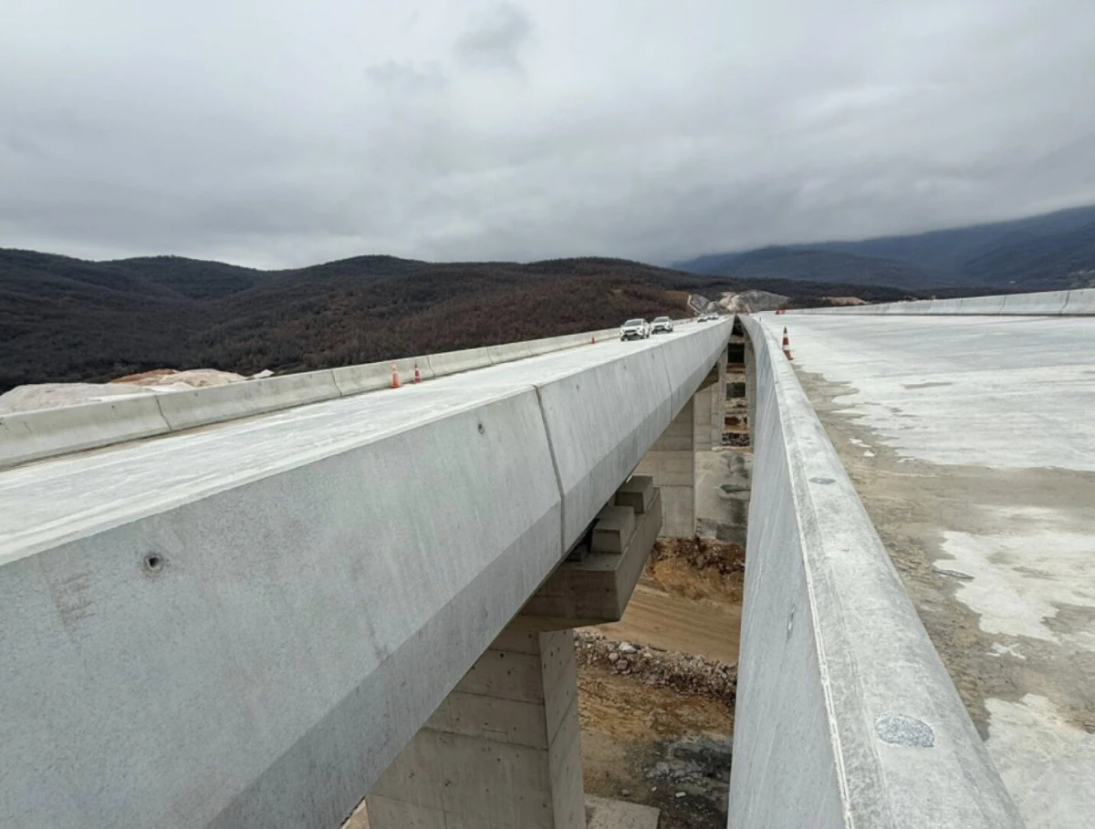 Gostivar-Bukoy&ccedil;ani otoyol kesiminde 590 iş&ccedil;i, 500'&uuml;n &uuml;zerinde makineyle &ccedil;alışıyor