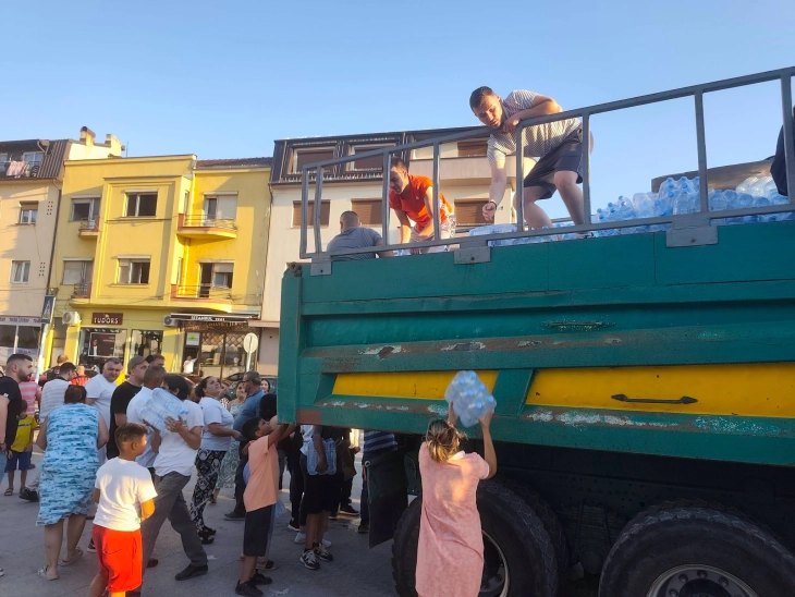 Gostivar'da su dağıtımı s&uuml;r&uuml;yor, g&ouml;zler laboratuvar sonu&ccedil;larında