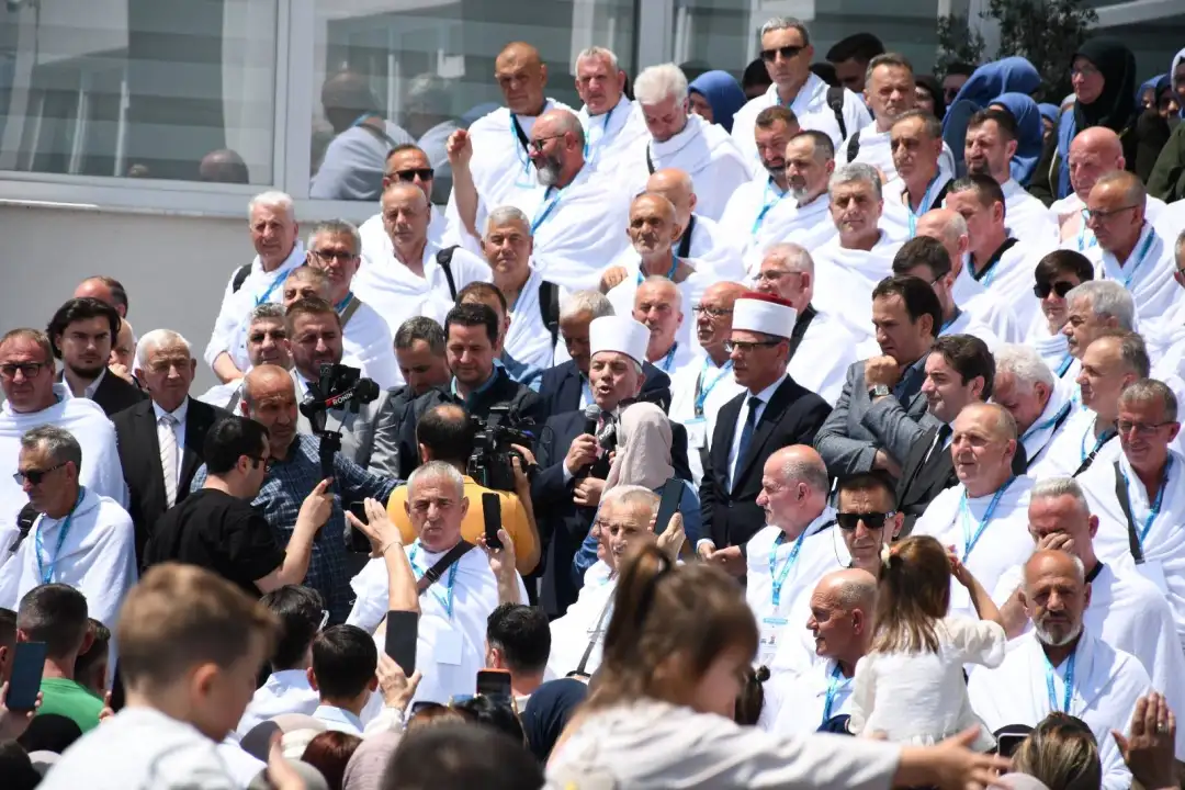 Gostivar'dan Mekke'ye hac yolculuğu başladı: 512 aday dualarla uğurlandı
