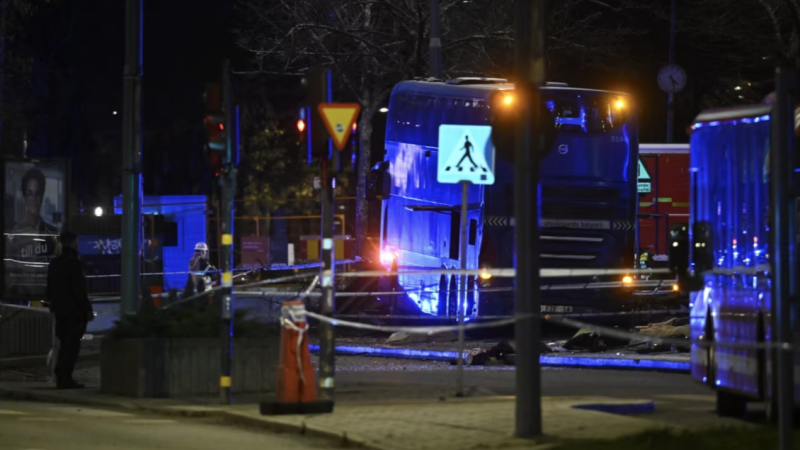 Stockholm'de otobüs durağa çarptı: 3 ölü, 2 yaralı
