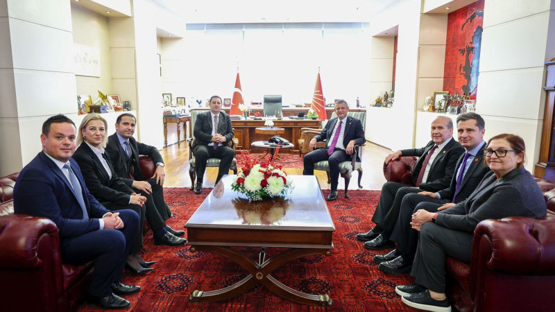 THP-CHP diyaloğu kurultayda güçlendi: THP heyeti CHP Genel Başkanı Özgür Özel'le görüştü