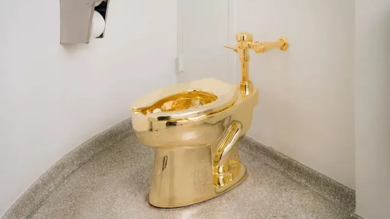 18 ayar altın tuvalet 12 milyon dolara satıldı