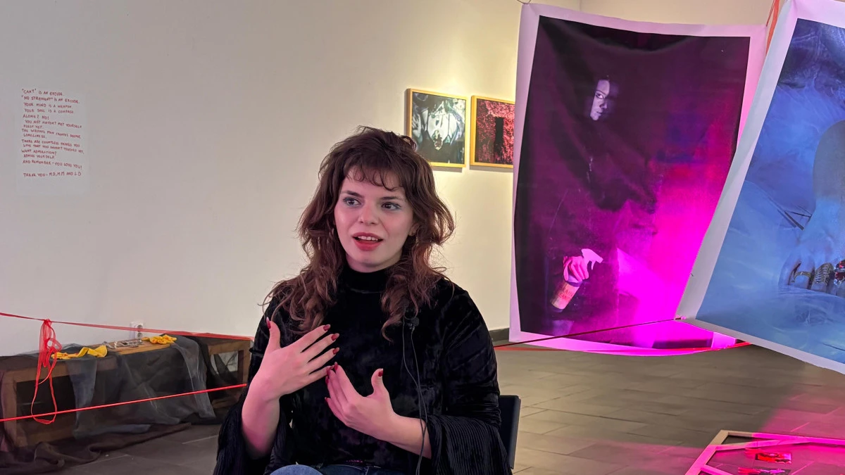 Hem renkli hem karamsar: Burcu Musli&rsquo;nin zıtlıklardan doğan estetiği