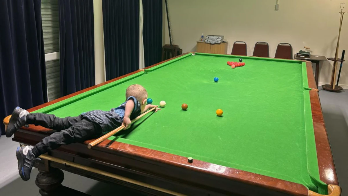 İki yaşındaki &ccedil;ocuk bilardo şovlarıyla iki Guinness D&uuml;nya Rekoru kırdı