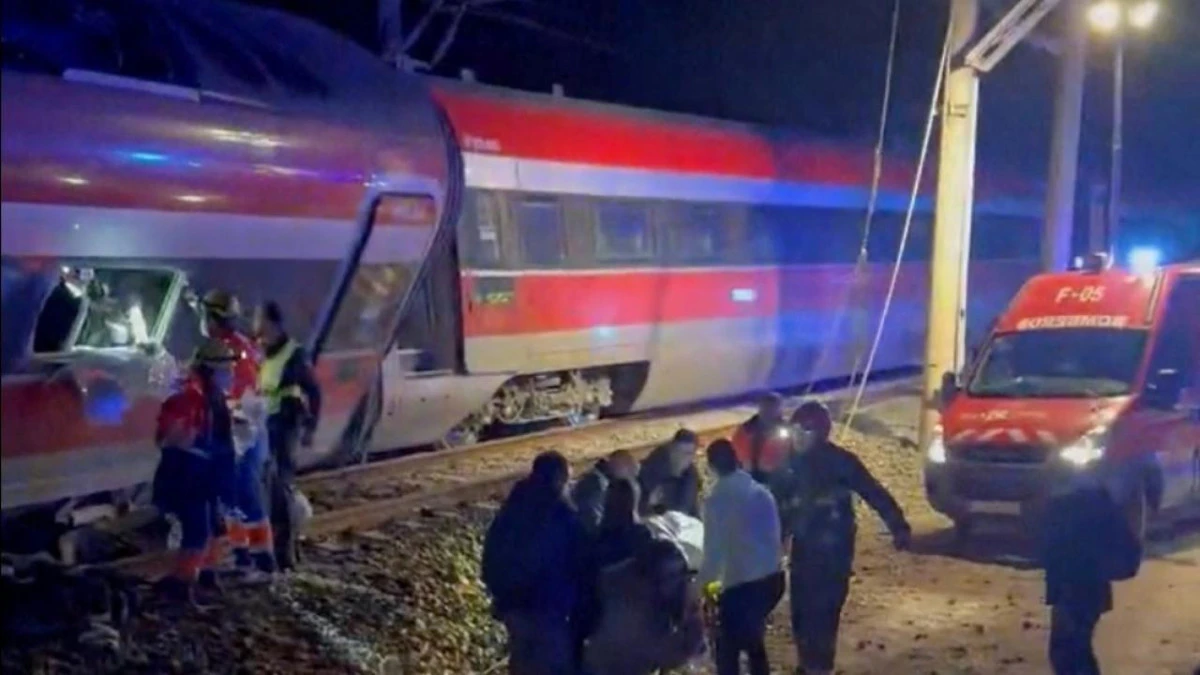 İspanya'da y&uuml;ksek hızlı tren kazasında en az 39 kişi hayatını kaybetti
