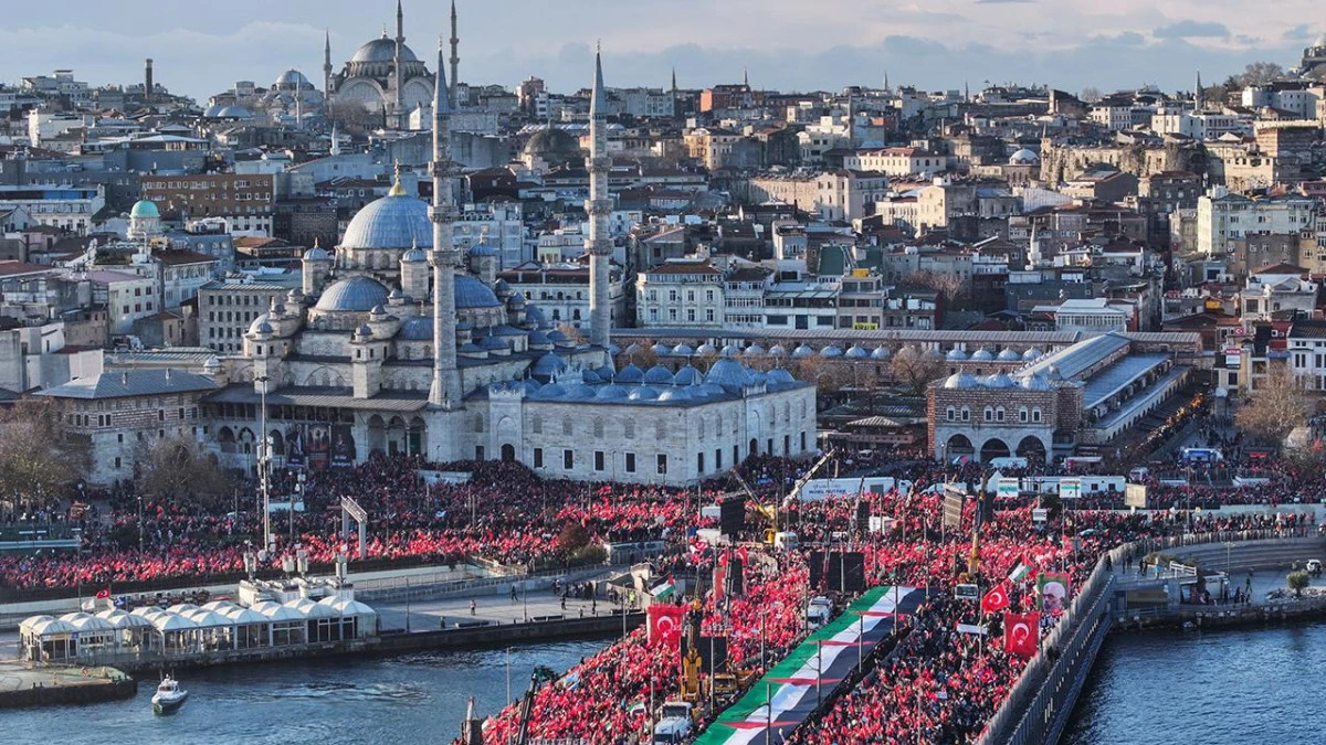 İstanbul&rsquo;da Filistin&rsquo;e destek y&uuml;r&uuml;y&uuml;ş&uuml;: Galata K&ouml;pr&uuml;s&uuml; doldu
