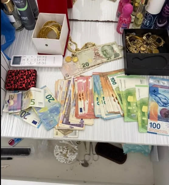 Kalkandelen&rsquo;de 10&rsquo;dan fazla eve girildi: 15 milyon denarlık para, altın ve silah &ccedil;alındı