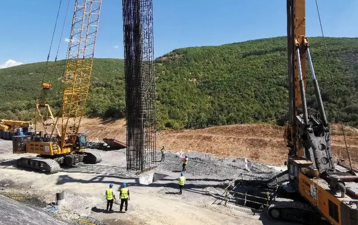 Kır&ccedil;ova-Ohri otoyolunda dev stabilizasyon operasyonu: Yeraltında 28 metreye inen kolonlar