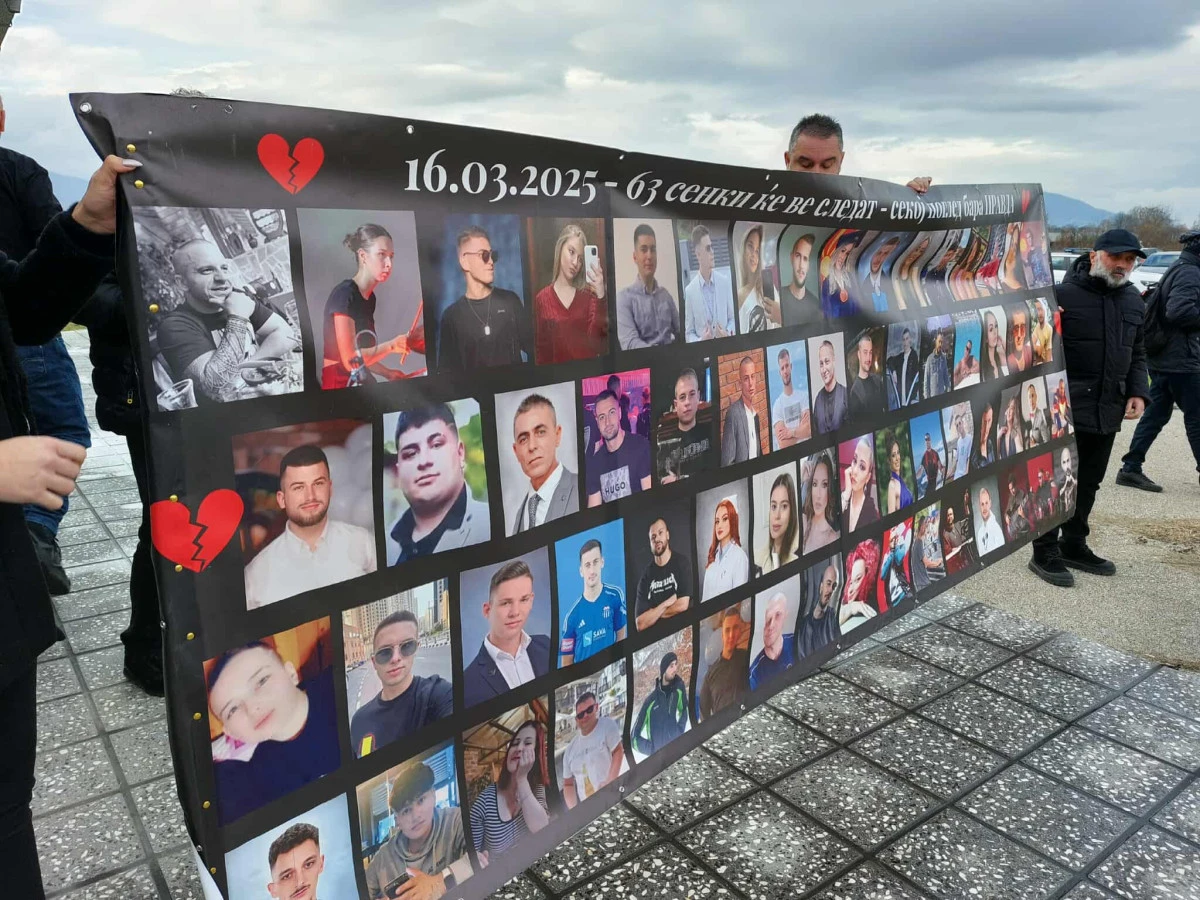 Koçana'dakl gece kulübü yangını davasında aileler pankartla adalet talebini yineledi