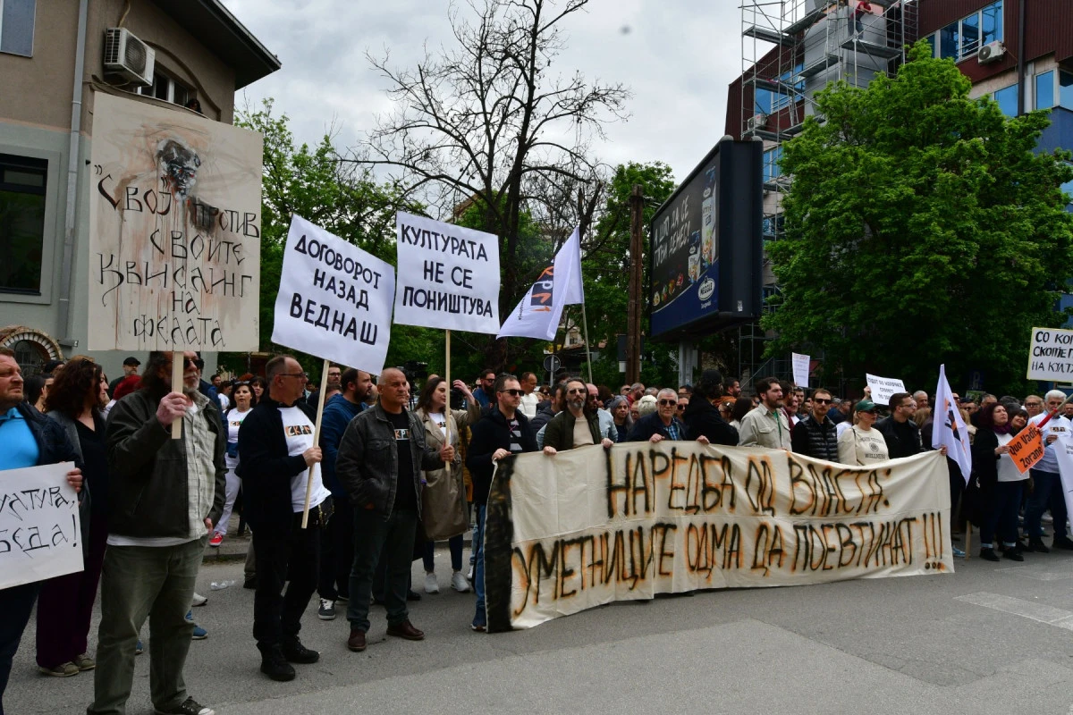 Kolektif S&ouml;zleşme krizi b&uuml;y&uuml;yor: Başbakan 'agresif grup' dedi, sendika 'sanat&ccedil;ılar haklarını arıyor' yanıtını verdi