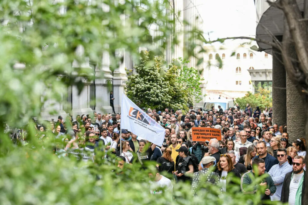 K&uuml;lt&uuml;r &ccedil;alışanlarından Anayasa Mahkemesi &ouml;n&uuml;nde protesto: Sanat&ccedil;ıları s&ouml;nd&uuml;rd&uuml;ğ&uuml;n&uuml;zde ışığı s&ouml;nd&uuml;r&uuml;rs&uuml;n&uuml;z