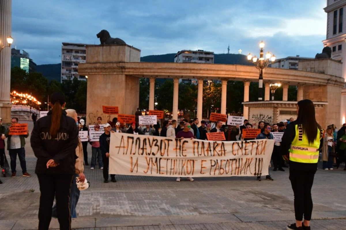 K&uuml;lt&uuml;r Sendikası'ndan Mayıs Opera Geceleri'nin a&ccedil;ılışında protesto: K&uuml;lt&uuml;r israf değil kimliktir