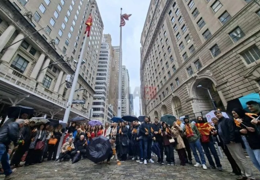 Kuzey Makedonya bayrağı New York finans merkezinde g&ouml;ndere &ccedil;ekildi
