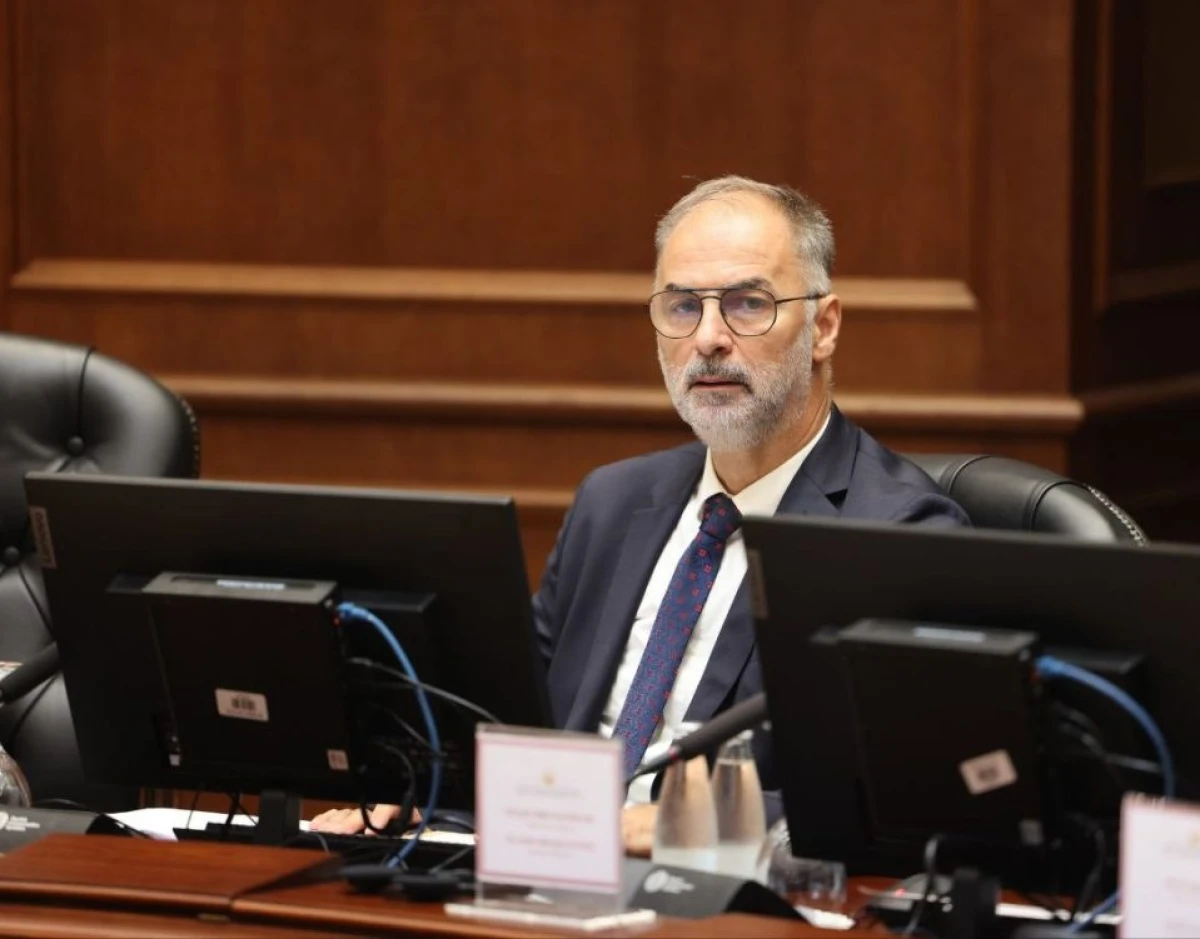 Kuzey Makedonya h&uuml;k&uuml;metinde skandal: Bakan Stoilkovi&ccedil;, soykırımdan h&uuml;k&uuml;m giymiş Mladi&ccedil;'i &ouml;vd&uuml;