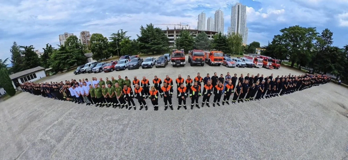 Kuzey Makedonya'da yangınlara karşı seferberlik: 3 u&ccedil;ak, 42 &ouml;zel ara&ccedil; ve 950 itfaiyeci