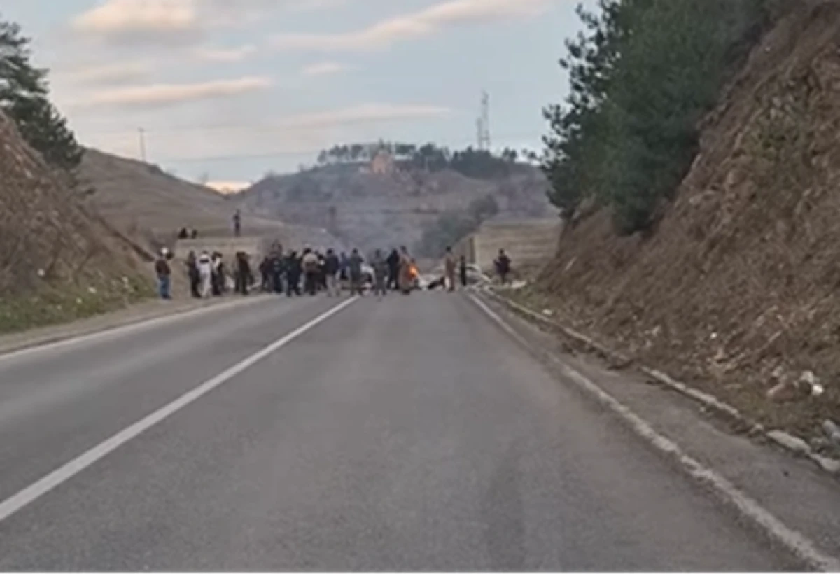Manastır ve Ko&ccedil;ana&rsquo;da yollar protesto nedeniyle kapandı, Mickoski sert m&uuml;dahale istedi