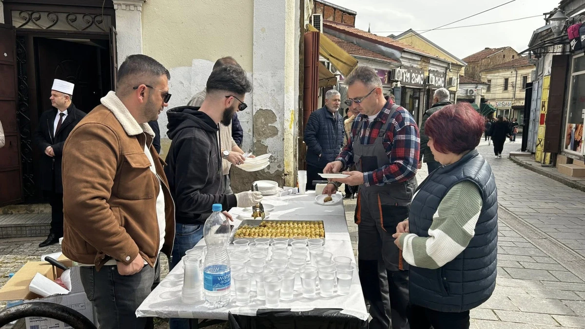 Manastır&rsquo;da bayram geleneği: &Ccedil;arşıda baklava ikramı