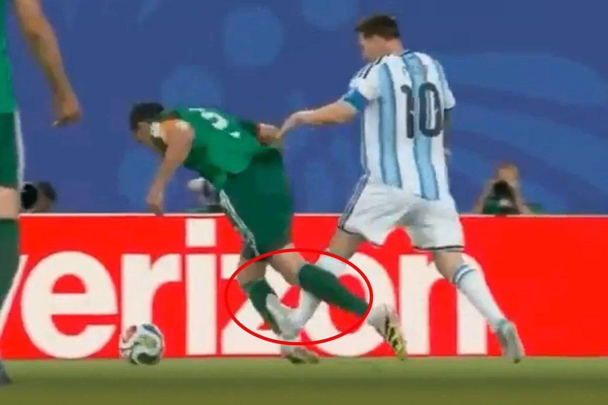 Messi rakibine bastı, hakem devam dedi! D&uuml;nya Kupası karıştı