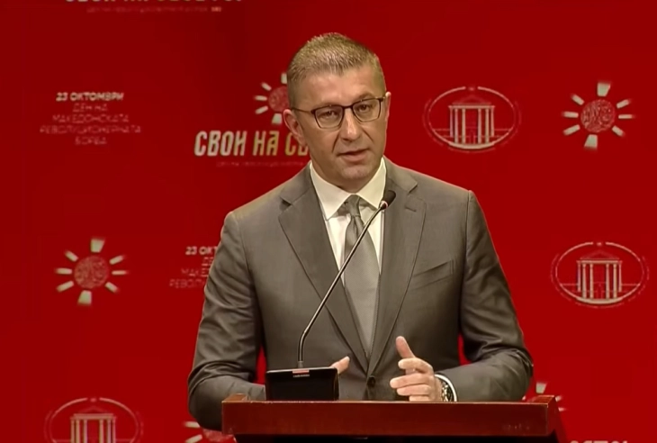 Mickoski: Ge&ccedil;mişle uğraşmak değil, &ccedil;ocuklarımıza gelecek hazırlamak g&ouml;revim