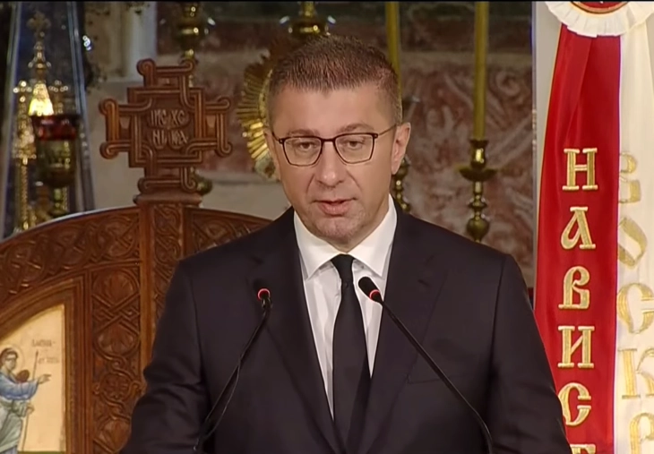 Mickoski: Okuryazarlığını ve k&uuml;lt&uuml;r&uuml;n&uuml; bilmeyen halk tarihine yabancılaşır
