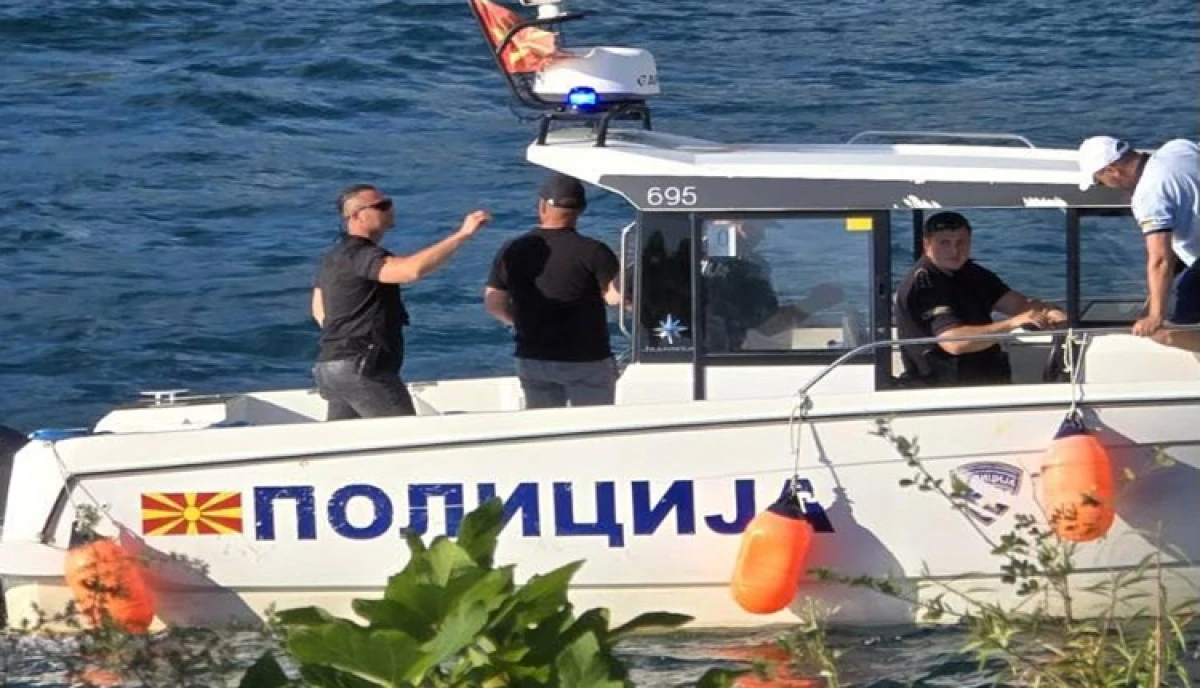 Mobil g&uuml;mr&uuml;k ekipleri Ohri G&ouml;l&uuml;'nde denetimlere devam ediyor